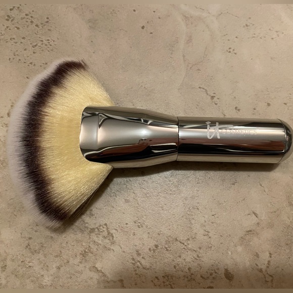 it cosmetics fan brush - Picture 6 of 7